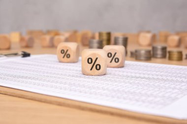 Yüzdelik küpler, çeşitli madeni paralar ve kapsamlı veri analiz kağıtları kullanılarak finansman araştırmalarına girişmek