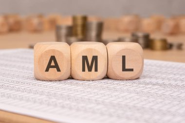 Kara para aklama prensiplerini yansıtan tahta bloklarla AML 'nin finans alanındaki önemini araştırın..
