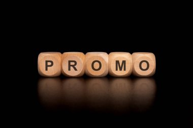 Ahşap bloklar, ProMO 'yu parlak bir kara yüzey üzerinde büyülüyor. Dikkat çeken pazarlama görselleri için ideal.