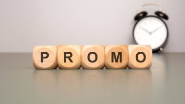 Renkli ahşap bloklar ProMO 'yu klasik bir çalar saatin yanında yazıyorlar. Pazarlama ve satış kampanyaları için ideal.