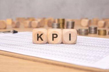 Genel iş performansını etkin bir şekilde izlemek için gerekli olan KPI bloklarını gösteren anlayışlı bir resim