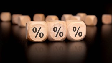 Bu tahta zarlar anahtar istatistikleri ve çeşitli finans kavramlarını temsil eden yüzde sembollerini gösterir.