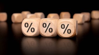Hem finans hem de oyun temaları için mükemmel yüzdelik semboller gösteren ahşap zarların yakın plan görüntüsü