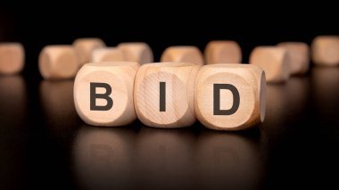 Tahta bloklar açık artırmalar, teklifler ve yeni fırsatlar konseptini sembolize ederek BID 'yi belirgin bir şekilde ortaya koyuyor