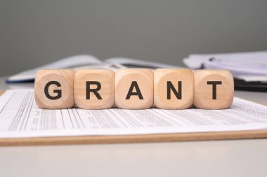 Gram 'ı organize bir evrak geçmişinde heceleyen tahta bloklarla sergilenen geniş bir bağış yelpazesi keşfedin.