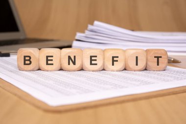 Üzerinde ünlem işareti olan, fikirleri ve uyarıları sembolize eden ahşap blokların yer aldığı yaratıcı bir çalışma alanı.