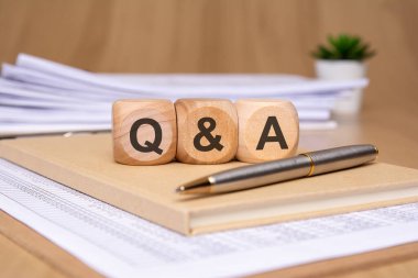 Kalem blokları, şık bir kalem ve güzelce düzenlenmiş kağıtların yer aldığı rahat ve davetkar bir çalışma alanı.