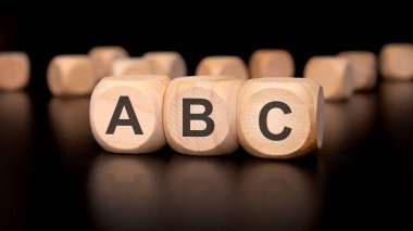 Tahta bloklar A, B ve C harflerini gururla sergiliyor. Çeşitli eğitim amaçları ve eğlenceli aktiviteler için mükemmel. ABC - Her Zaman Kapalı Ol