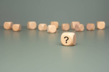 Tahta küplerin detaylı yakın plan görüntüsü soruşturma ve merakın özünü temsil eden soru işaretleri sergiliyor.