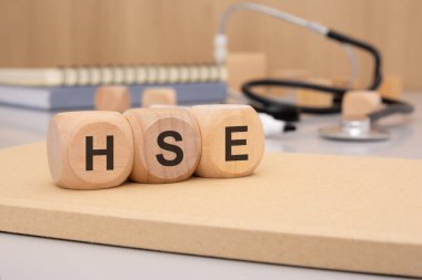 HSE, sağlık hizmetlerinde güvenliği artırma, refahı destekleme ve etkin çevre uygulamalarına odaklanmıştır.