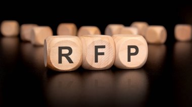 Ahşap bloklarda RFP harflerinin yaratıcı bir gösterisi, iş ve teklif temaları için ideal