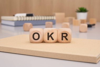 OKR metodolojisinin organizasyonlar içindeki etkili hedef ayarlarını geliştirme amaçlı ayrıntılı bir görsel temsili