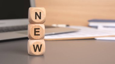 Görsel olarak çekici bir ahşap blok düzenleme NEW yenilikler ve projeler için yeni başlangıçlar anlamına gelir