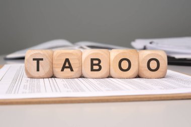 Bu resim, toplumsal normları ve beklentileri sembolize etmek için tahta bloklar kullanmak suretiyle görsel olarak tabuyu temsil ediyor.