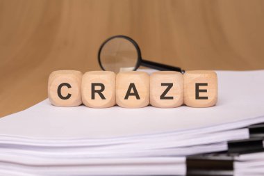 Tahta bloklar heceleme Çılgınlığı istiflenmiş kağıt üzerinde oturmak, yaratıcılık ve organizasyon gösteren çalışma alanı