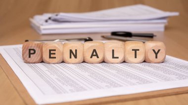 Çeşitli hukuki ve finansal bağlamlar ve çerçevelerde ortaya çıktıklarında cezalar kavramını derinlemesine inceleyin