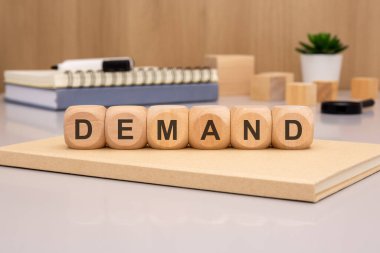 DEMAND 'ın sanatsal bir tasviri. Güzel hazırlanmış ahşap bloklar, anahtar pazar kavramlarını vurguluyor.