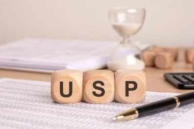 USP kısaltmasını gösteren tahta bloklar, iş bağlamında eşsiz bir satış önerisine odaklanılmasını öneriyor