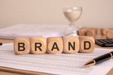 Markanı yap. Marka binası, başarı, iş. tahta bloklarda metin damgası