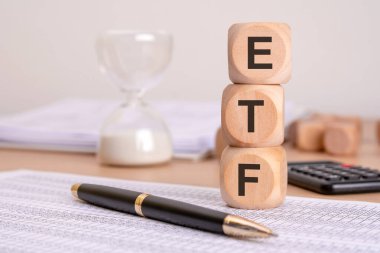 ETF 'nin tahta bloklar, bir kalem ve ofis eşyalarıyla görsel temsili, iş devamlılığını simgeliyor