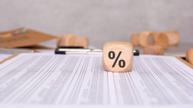 Hem yüzde sembolleri hem de çeşitli evrak işlerini içeren finansal analizler için tasarlanmış araçlar