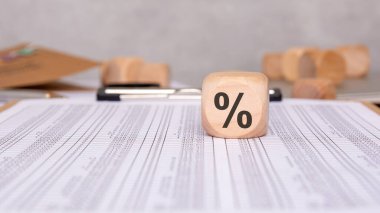 Hem yüzde sembolleri hem de çeşitli evrak işlerini içeren finansal analizler için tasarlanmış araçlar