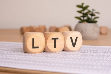 Tahta bloklar açıkça LTV 'yi sergiliyor ve iş stratejisi için hayati önem taşıyan kilit performans göstergelerini temsil ediyor. LTV - Yaşam Zamanı Değeri kısaltması