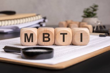 Seçici bir odak noktası 'MBTI' metninde bir iş belgesi ve not defteri - blog yazmanın ticari faydaları. Myers-Briggs tipi göstergesi kavramı