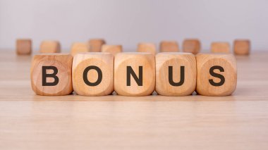 BONUS yazıları kahverengi arkaplandaki tahta küplere yazılmıştır.