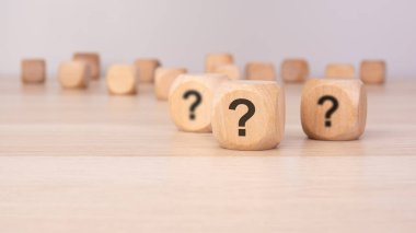 Açık gri zemin üzerinde soru işaretleri olan üç tahta küp fotokopi alanı, çözülme