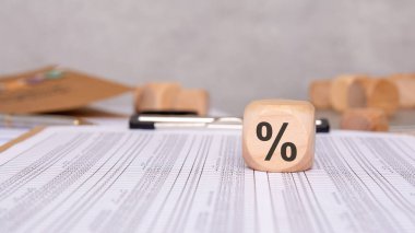 Hem yüzde sembolleri hem de çeşitli evrak işlerini içeren finansal analizler için tasarlanmış araçlar. iş kavramı