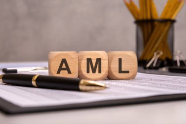 Ahşap küplerin finansal belgelerde AML yazılışı, kara para aklamayla mücadele, uyum, dolandırıcılığı önleme, mali düzenlemeler, bankacılık güvenliği, risk yönetimi ve kurumsal yönetimi temsil ediyor