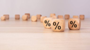 Yüzde işaretli üç tahta blok, finansal büyümeyi, faiz oranlarını, indirimleri, vergileri, satışları ve ekonomik hesaplamaları sembolize ediyor. İş, finans ve pazarlama kavramları için uygun