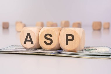 Average Selling Price, finansal strateji, iş değerlendirmesi ve satış, e-ticaret ve yatırım sektörlerindeki ekonomik analizleri temsil eden Amerikan dolarlarına ASP 'yi oluşturan tahta bloklar yerleştirildi.