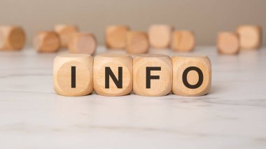 Tarafsız bir arkaplanda INFO sözcüğünü oluşturan tahta bloklar, bilgi, iletişim, bilgi ve verileri temsil eden, iş, eğitim ve medya kavramları için ideal.
