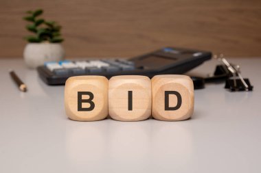 BID harflerini açık renkli bir ofis masasına yerleştiren küpleri. Müşteri desteği, iletişim gibi konular için ideal