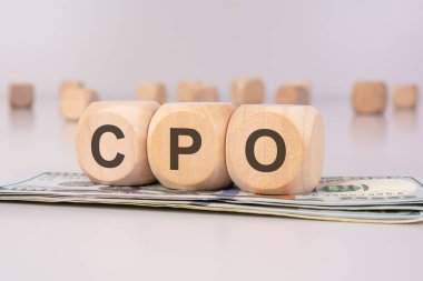 CPO kısaltması, Amerikan dolarlarının üzerine ahşap bloklar yerleştirilerek, sipariş başına maliyeti sembolize ederek inşa edildi..