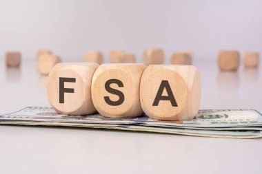 FSA 'nın tahtadan bloklardaki kısaltması Amerikan doları, esnek harcama hesabı ve finans kavramı.