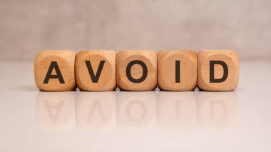 Tahta küp ve kelime kaçınma. Birisinden ya da bir şeyden uzak dur, ya da bir şeyin olmasını engelle, ya da kendine bir şey yapma izni verme.