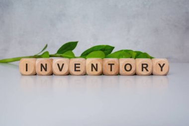 Yapraklı ahşap küpleri, stokları, malları, depolamayı, tedarik zincirini ve çevre dostu iş kavramlarını sembolize eder.