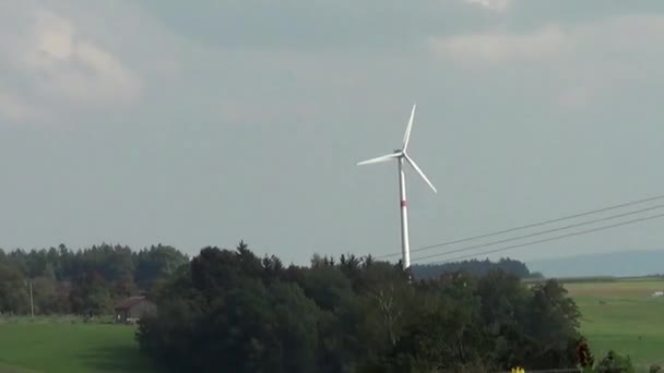 Turbina Eólica Con Cielo Azul Brillante — Vídeos de Stock