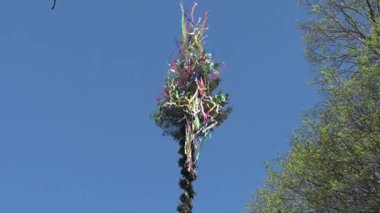 Renkli kurdeleli ve rüzgarda mavi gökyüzü