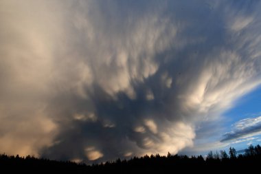 Fırtına bulutları. Almanya 'da gök gürültülü fırtına