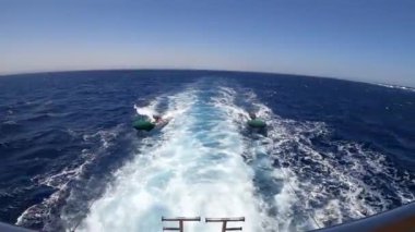 Tatil sırasında gemi denizde yüzüyor.