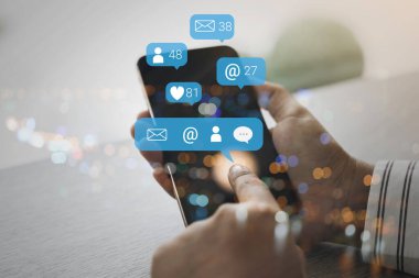 Bizimle ya da müşteri destek hattıyla iletişime geçin. İş adamları akıllı telefon kullanır (e- posta, arama telefonu, e- posta simgeleri).