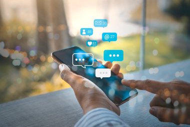 Bizimle ya da müşteri destek hattıyla iletişime geçin. İş adamları akıllı telefon kullanır (e- posta, arama telefonu, e- posta simgeleri).