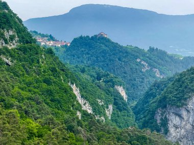 İtalya 'nın Alplerindeki Küçük Köy