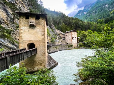 Avusturya 'da eski şatosu olan Inn Nehri Avrupa