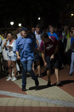 Enerjik Kıdemli Adam Genç İnsanlar Çevresinde Gece Açık Hava Partisinde Dans Ediyor