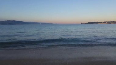 Sunset 'te Serene Seascape: Gentle Ocean Waves ve Tranquil Horizon' un Büyüleyici Video Görüntüsü
